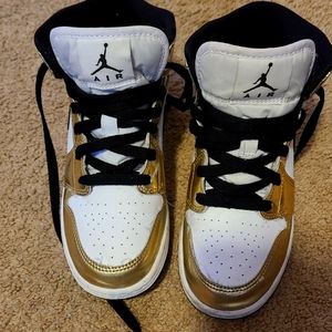 Nike Air Jordan 1 Mid Metallic Gold